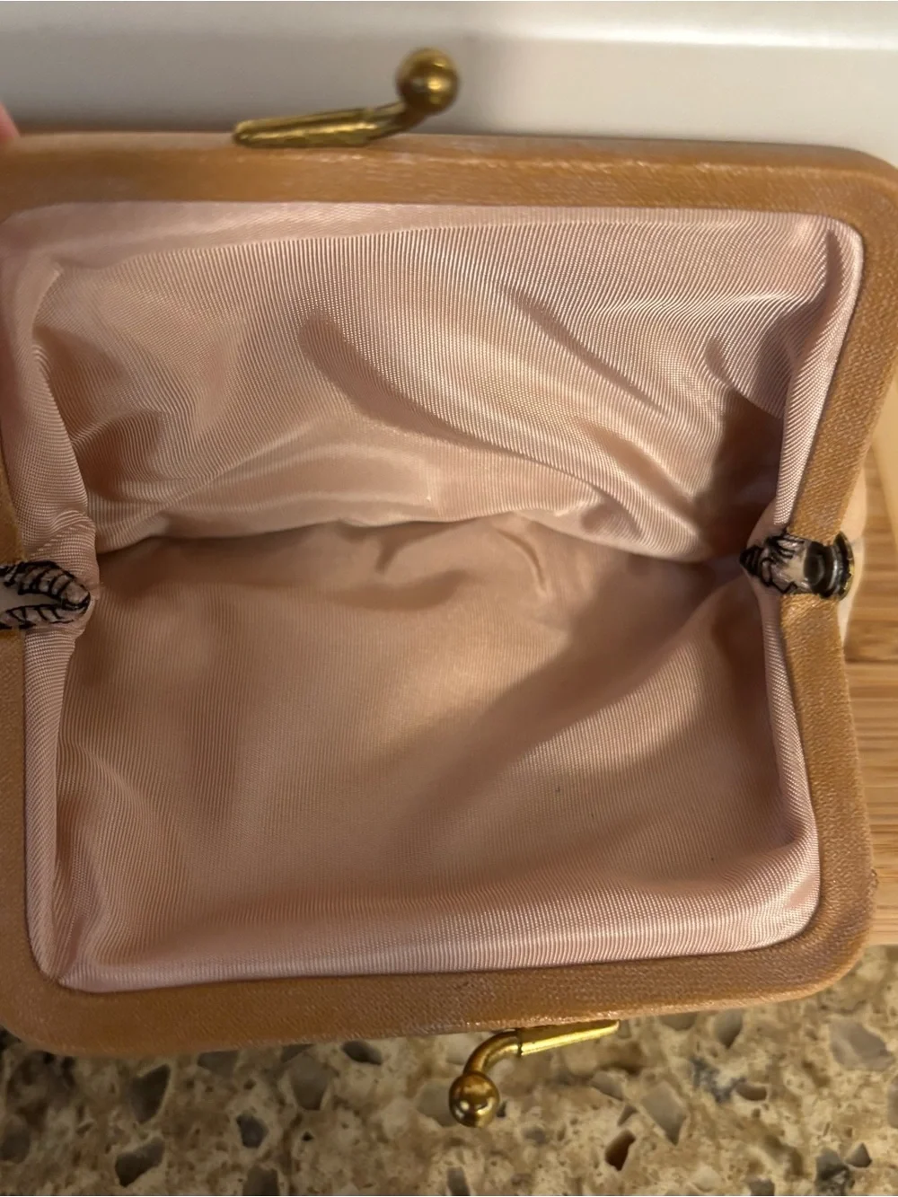 Vintage Simpro MC Cream/Tan Leather Coin Purse with Gold-Tone Kiss Lock